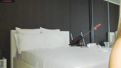 Snapshot of hefner_girl chatting on 02-24-26, 08:45 Helen online show from 02-24-26, 08:45