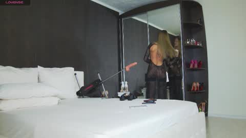 Snapshot of hefner_girl chatting on 02-25-26, 08:02 Helen online show from 02-25-26, 08:02