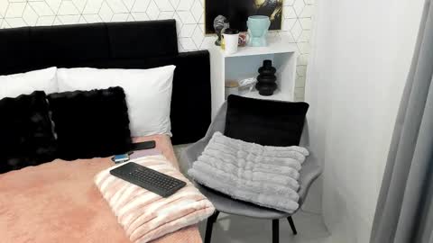 Snapshot of heidixcutie chatting on 02-18-25, 04:48 Heidi online show from 02-18-25, 04:48