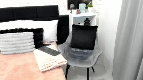 Snapshot of heidixcutie chatting on 02-20-25, 05:01 Heidi online show from 02-20-25, 05:01