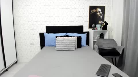 Snapshot of heidixcutie chatting on 09-11-25, 04:01 Heidi online show from 09-11-25, 04:01