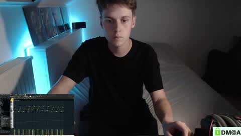 Snapshot of hel0n chatting on 05-12-26, 01:30 Check link in my bio online show from 05-12-26, 01:30