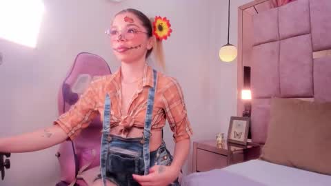 Snapshot of helen_shanon chatting on 10-30-25, 10:21 Helen Shanon online show from 10-30-25, 10:21