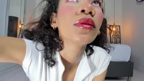 Snapshot of helenebird chatting on 12-19-24, 07:29 online show from 12-19-24, 07:29