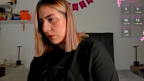 Snapshot of helenstanfordd chatting on 02-06-25, 08:13 Helen or Hells online show from 02-06-25, 08:13