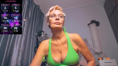 Snapshot of helgahimmele chatting on 10-27-25, 10:52 Helga online show from 10-27-25, 10:52