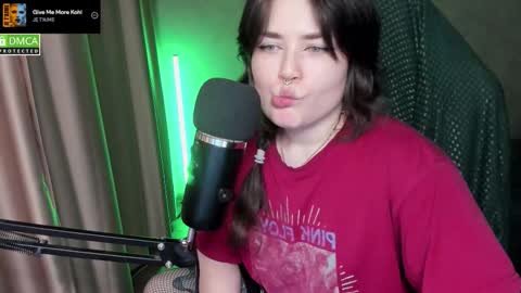 Snapshot of hell_hotline chatting on 02-18-26, 07:43 Red online show from 02-18-26, 07:43