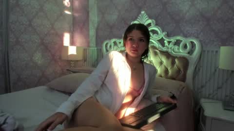 Snapshot of hellencute18_ chatting on 07-08-26, 11:04 online show from 07-08-26, 11:04