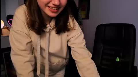 Snapshot of helli_belli chatting on 03-08-25, 12:00 Helli online show from 03-08-25, 12:00