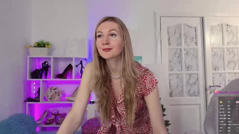 Snapshot of hello_lisha chatting on 12-18-24, 08:31 Alisia Monday to Friday from 10 am to 4 pm GMT 2 online show from 12-18-24, 08:31