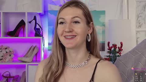 Snapshot of hello_lisha chatting on 12-18-24, 11:34 Alisia Monday to Friday from 10 am to 4 pm GMT 2 online show from 12-18-24, 11:34