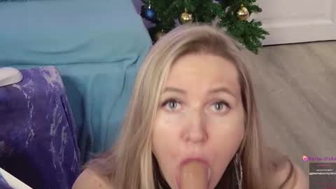 Snapshot of hello_lisha chatting on 12-19-24, 11:29 Alisia Monday to Friday from 10 am to 4 pm GMT 2 online show from 12-19-24, 11:29