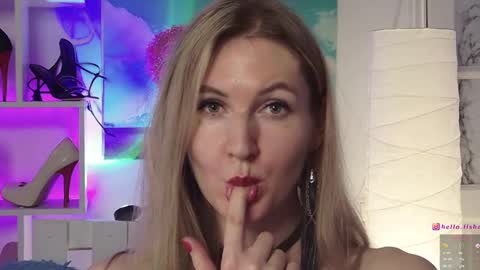Snapshot of hello_lisha chatting on 01-10-25, 11:22 Alisia Monday to Friday from 10 am to 4 pm GMT 2 online show from 01-10-25, 11:22