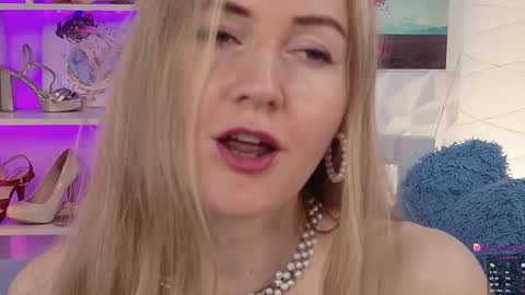 Snapshot of hello_lisha chatting on 02-05-25, 11:12 Alisia Monday to Friday from 10 am to 4 pm GMT 2 online show from 02-05-25, 11:12