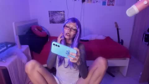 Snapshot of helloskinnygirls chatting on 11-03-25, 09:27 Raven and Momo online show from 11-03-25, 09:27