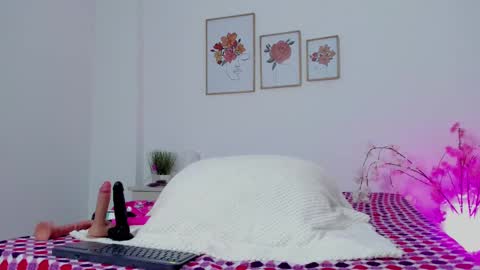 Snapshot of hellzel_moon chatting on 10-03-25, 07:22 Hellzel online show from 10-03-25, 07:22