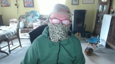 Snapshot of helvella chatting on 02-12-26, 10:43 Helvell online show from 02-12-26, 10:43