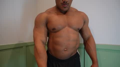 Snapshot of henrimusclee chatting on 08-08-26, 11:50 Henri online show from 08-08-26, 11:50
