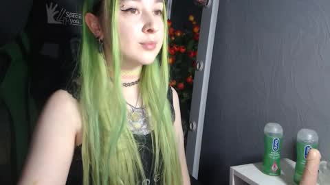 Snapshot of hentaishiing chatting on 12-15-24, 04:48 Hentaishiing online show from 12-15-24, 04:48