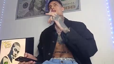 Snapshot of henzzeld420 chatting on 03-23-26, 01:53 Henzeld online show from 03-23-26, 01:53