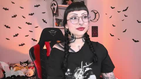 Snapshot of herinfernalmajesty chatting on 10-08-25, 03:15 Marie online show from 10-08-25, 03:15