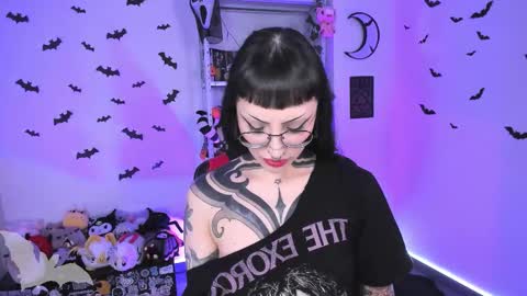 Snapshot of herinfernalmajesty chatting on 10-30-25, 02:35 Marie online show from 10-30-25, 02:35