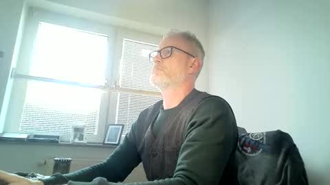 Snapshot of hering76 chatting on 05-15-26, 08:21 hering76 online show from 05-15-26, 08:21