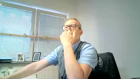 Snapshot of hering76 chatting on 05-28-26, 05:49 hering76 online show from 05-28-26, 05:49