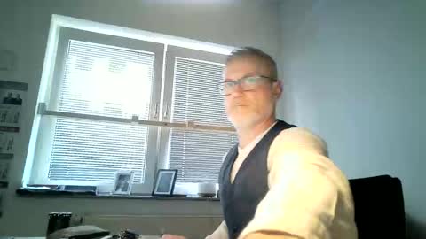 Snapshot of hering76 chatting on 06-03-26, 06:05 hering76 online show from 06-03-26, 06:05
