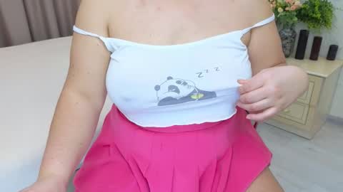 Snapshot of heroine_of_your_life chatting on 02-14-26, 10:45 Maryana online show from 02-14-26, 10:45