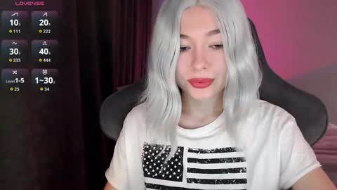 Snapshot of hey_nora_ chatting on 04-17-26, 04:59 Nora online show from 04-17-26, 04:59