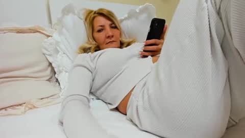 Snapshot of heyheygrey chatting on 03-09-25, 01:37 Heyheygrey online show from 03-09-25, 01:37