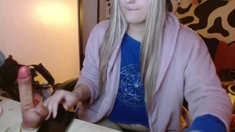Snapshot of hi_elora chatting on 05-19-26, 12:05 Elora online show from 05-19-26, 12:05