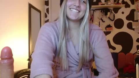 Snapshot of hi_elora chatting on 05-21-26, 12:39 Elora online show from 05-21-26, 12:39