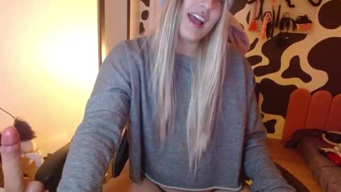 Snapshot of hi_elora chatting on 05-26-26, 11:45 Elora online show from 05-26-26, 11:45
