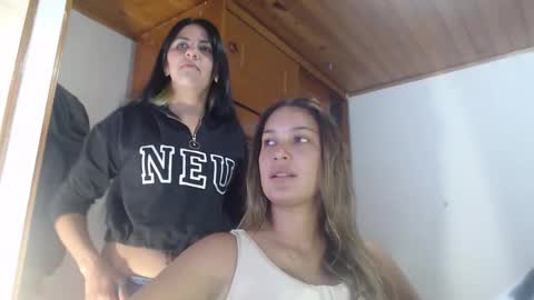 hilaril18 online show from 09-26-25, 11:31