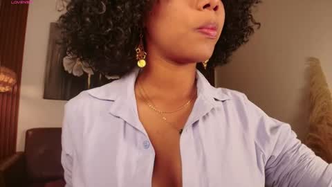 Snapshot of hilaryebony_ chatting on 05-20-26, 08:04 - 29p online show from 05-20-26, 08:04