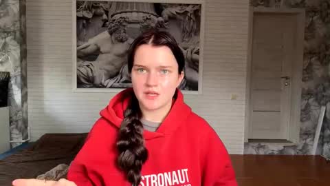 Snapshot of hildegardlisman chatting on 10-22-25, 06:57 Mila online show from 10-22-25, 06:57