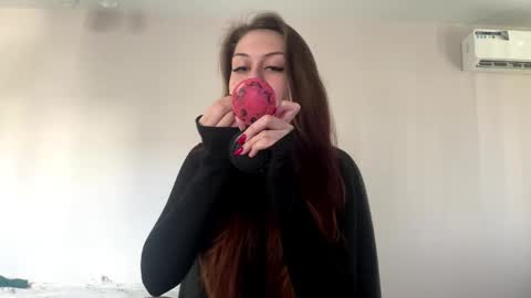 Snapshot of hildredmabray chatting on 10-21-25, 10:27 Hi Im Elizabeth online show from 10-21-25, 10:27