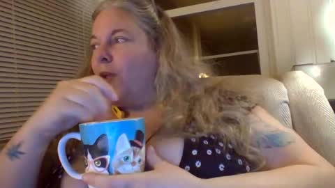 hippysnewhere online show from 06-28-26, 05:24