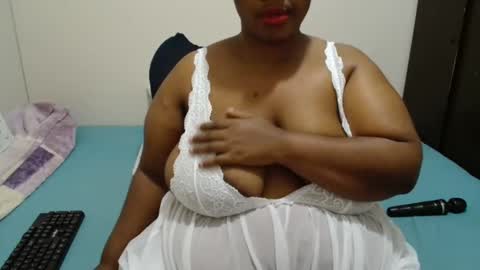 Snapshot of hips2sexy chatting on 12-27-24, 07:24 hips2sexy online show from 12-27-24, 07:24