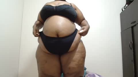 Snapshot of hips2sexy chatting on 02-17-25, 08:26 hips2sexy online show from 02-17-25, 08:26
