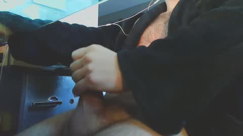 Snapshot of hockeybrad92 chatting on 02-19-25, 11:49 Hairy Hockey Player 92 online show from 02-19-25, 11:49