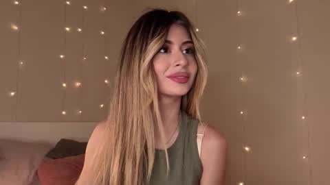 Snapshot of holayoula chatting on 09-30-25, 08:08 Moni Monica online show from 09-30-25, 08:08