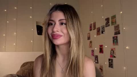 Snapshot of holayoula chatting on 10-12-25, 08:13 Moni Monica online show from 10-12-25, 08:13