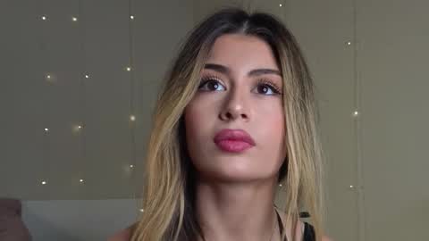 Snapshot of holayoula chatting on 10-28-25, 08:07 Moni Monica online show from 10-28-25, 08:07