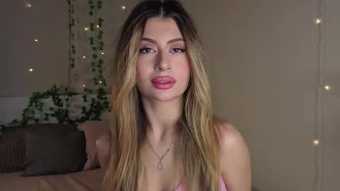 Snapshot of holayoula chatting on 11-02-25, 08:06 Moni Monica online show from 11-02-25, 08:06