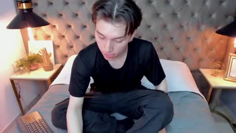 Snapshot of hollannd_ chatting on 06-03-26, 01:03 Holland online show from 06-03-26, 01:03