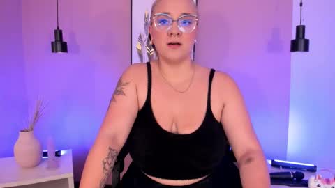Snapshot of hollie_joliie chatting on 09-10-25, 12:05 Hollie online show from 09-10-25, 12:05