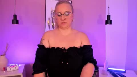 Snapshot of hollie_joliie chatting on 09-13-25, 12:16 Hollie online show from 09-13-25, 12:16